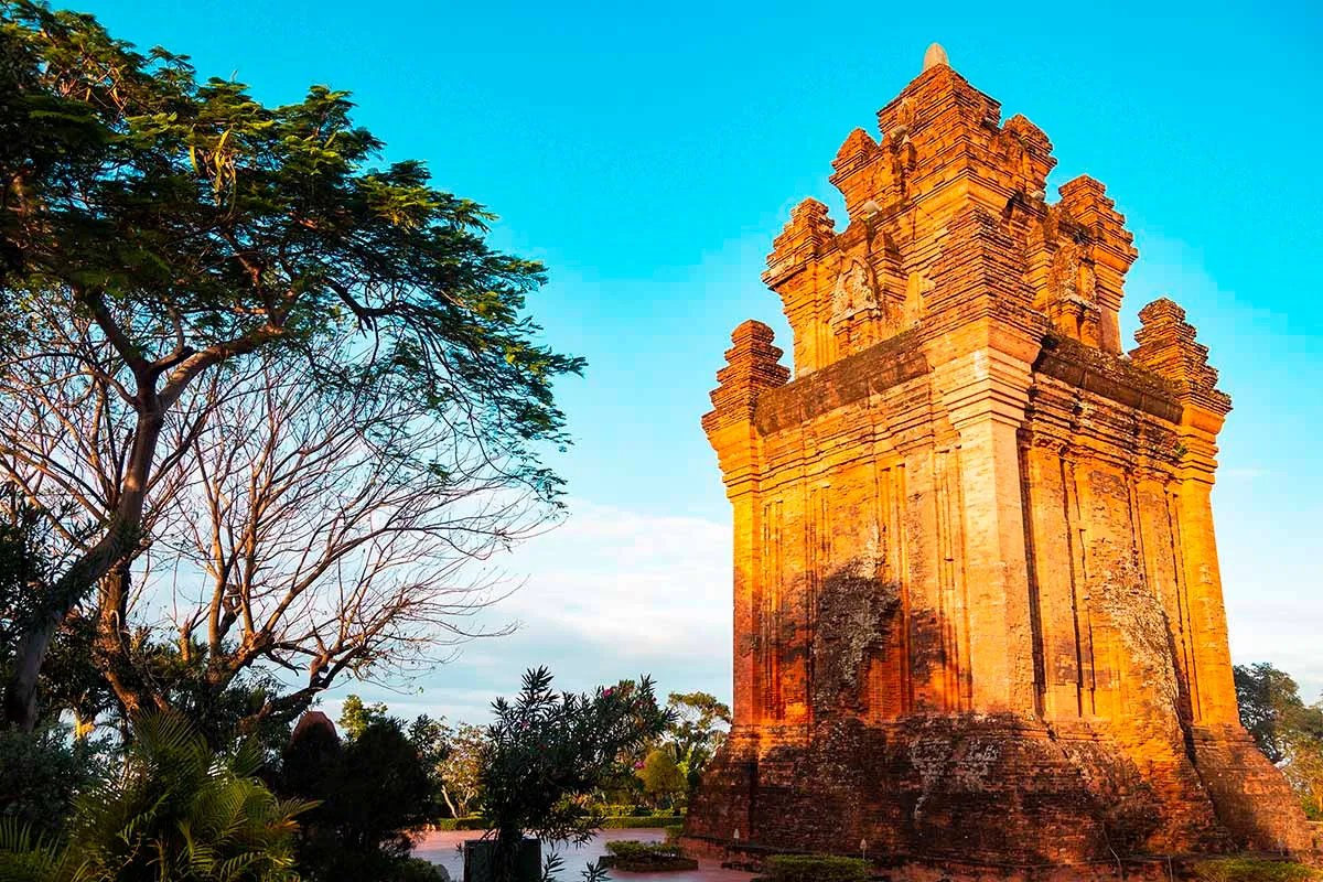 Tháp Nhạn là công trình kiến trúc Chăm cổ kính nằm trên đỉnh núi, nơi lý tưởng để ngắm toàn cảnh thành phố Tuy Hòa lúc hoàng hôn 